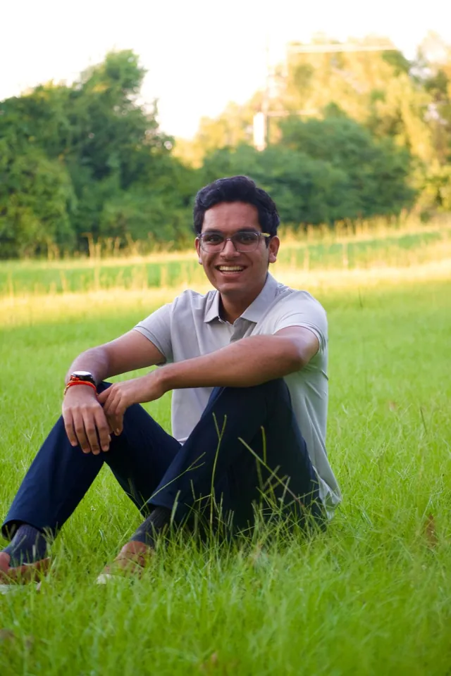Portrait of the Innprint.net project author sitting in a grassy field